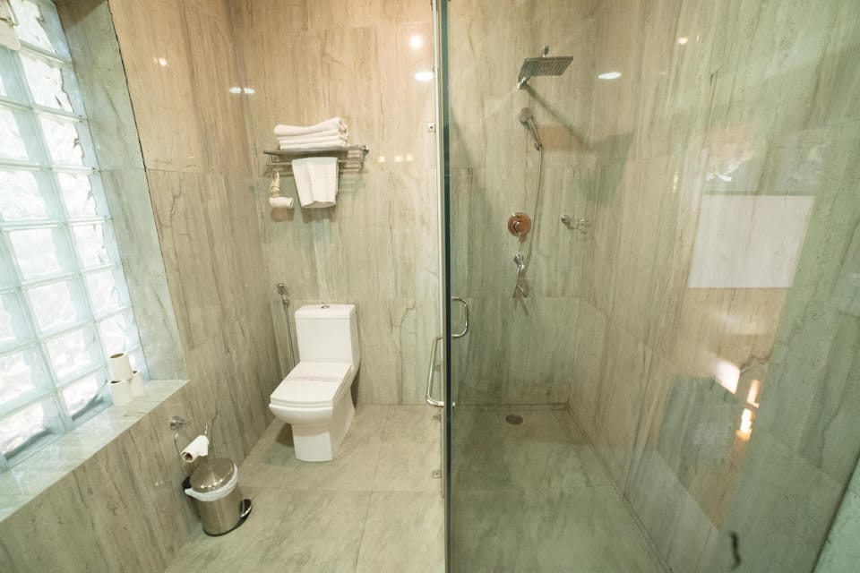 Superior Double or Twin Room, 2 Twin Beds | Bathroom | Shower, slippers, towels