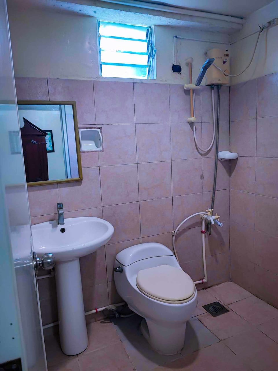 Shower, free toiletries, towels
