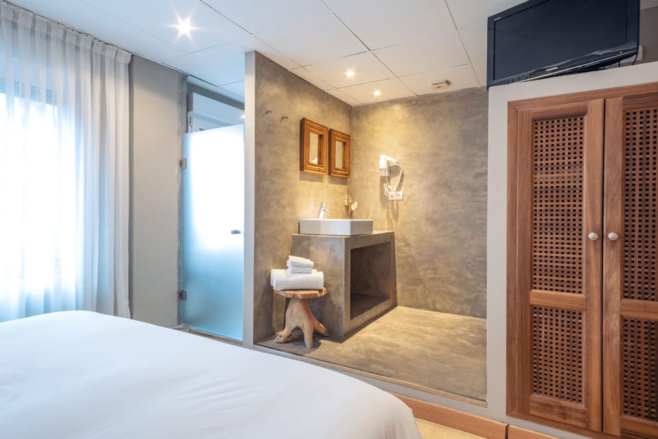 Design Room, 1 Queen Bed, Ensuite, City View | Down comforters, in-room safe, soundproofing, WiFi (free)