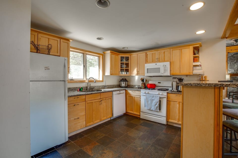 Condo, 3 Bedrooms | Private kitchen | Coffee/tea maker, fridge, oven, toaster