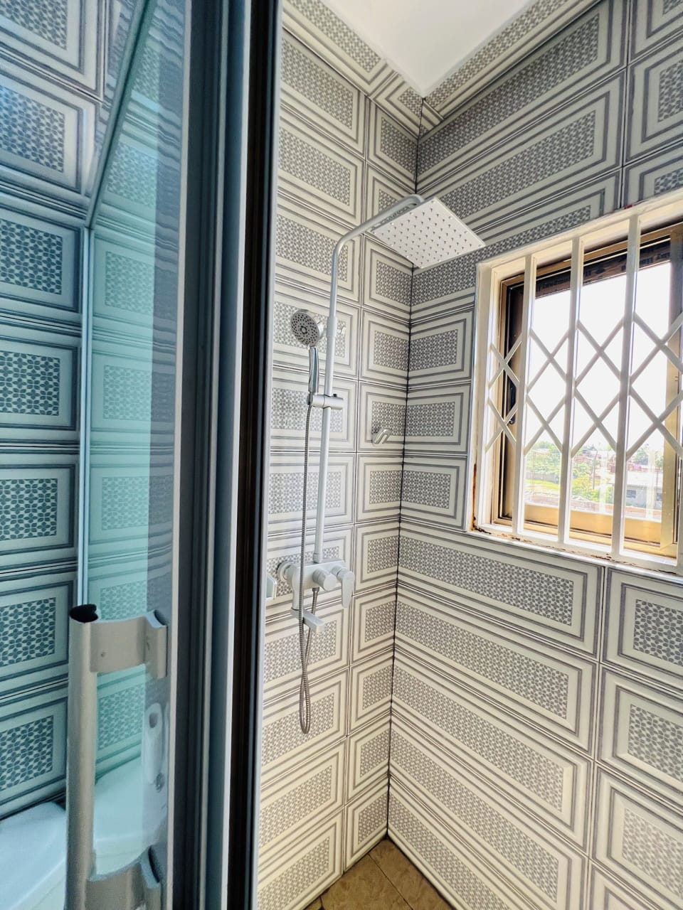 Basic Single Room, 1 Queen Bed, Ensuite | Bathroom | Shower, free toiletries, bathrobes, slippers
