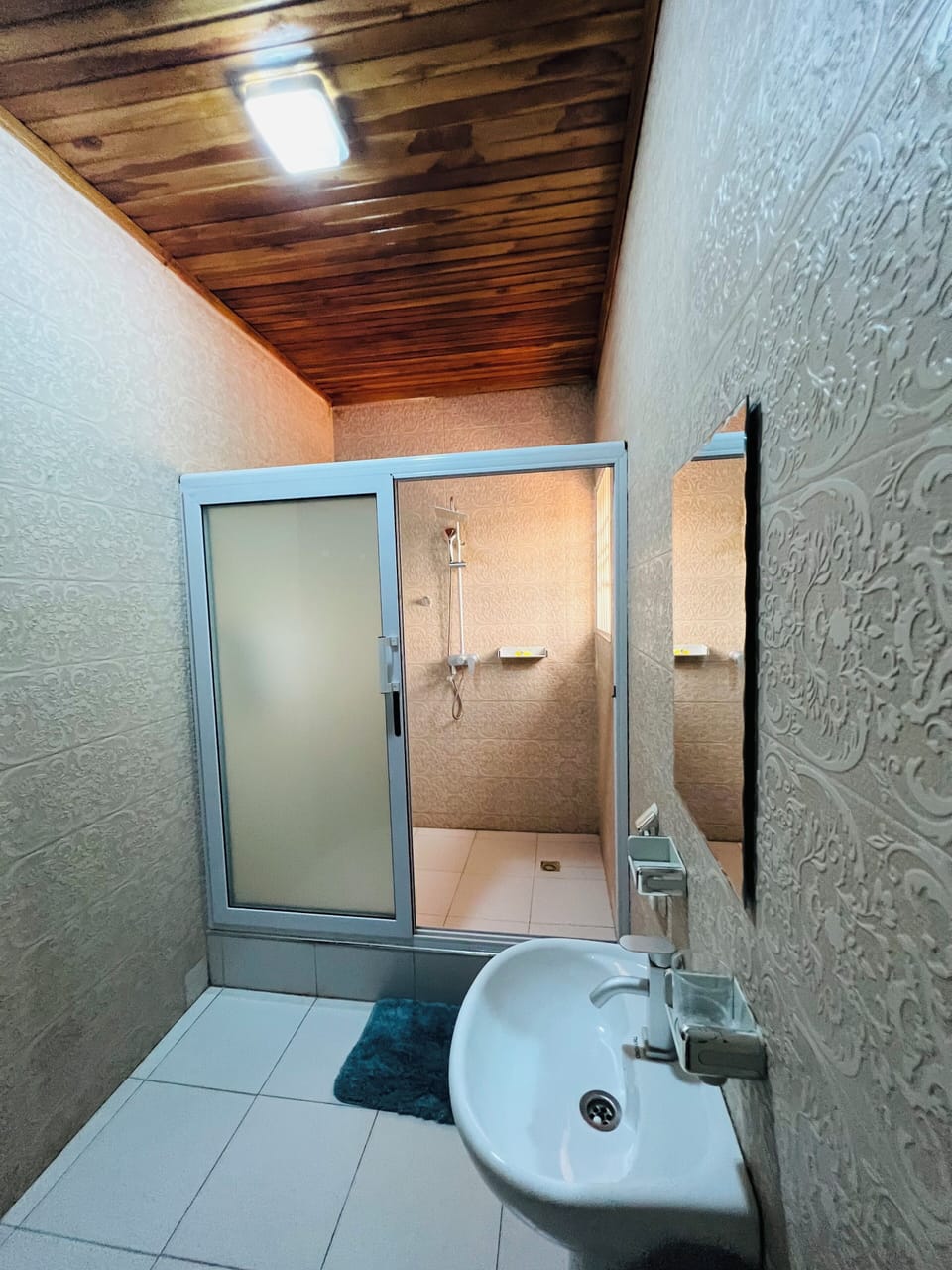 Shower, free toiletries, bathrobes, slippers