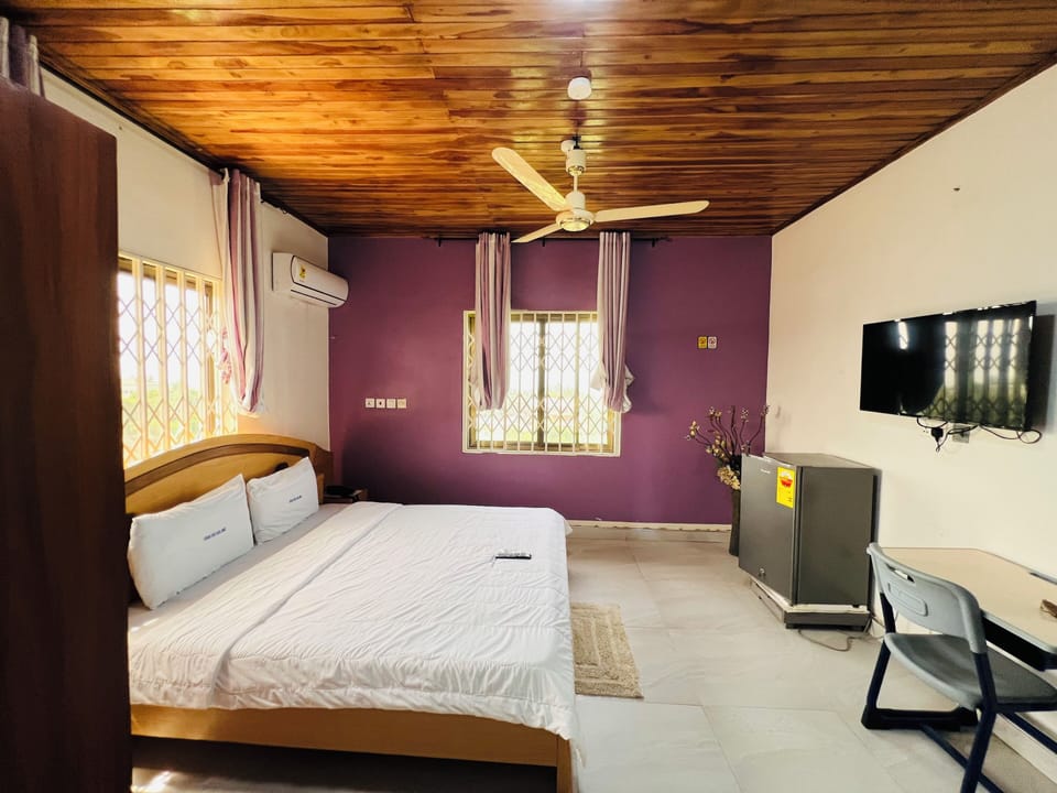 Basic Single Room, 1 Queen Bed, Ensuite | Desk, laptop workspace, soundproofing, iron/ironing board (on request)