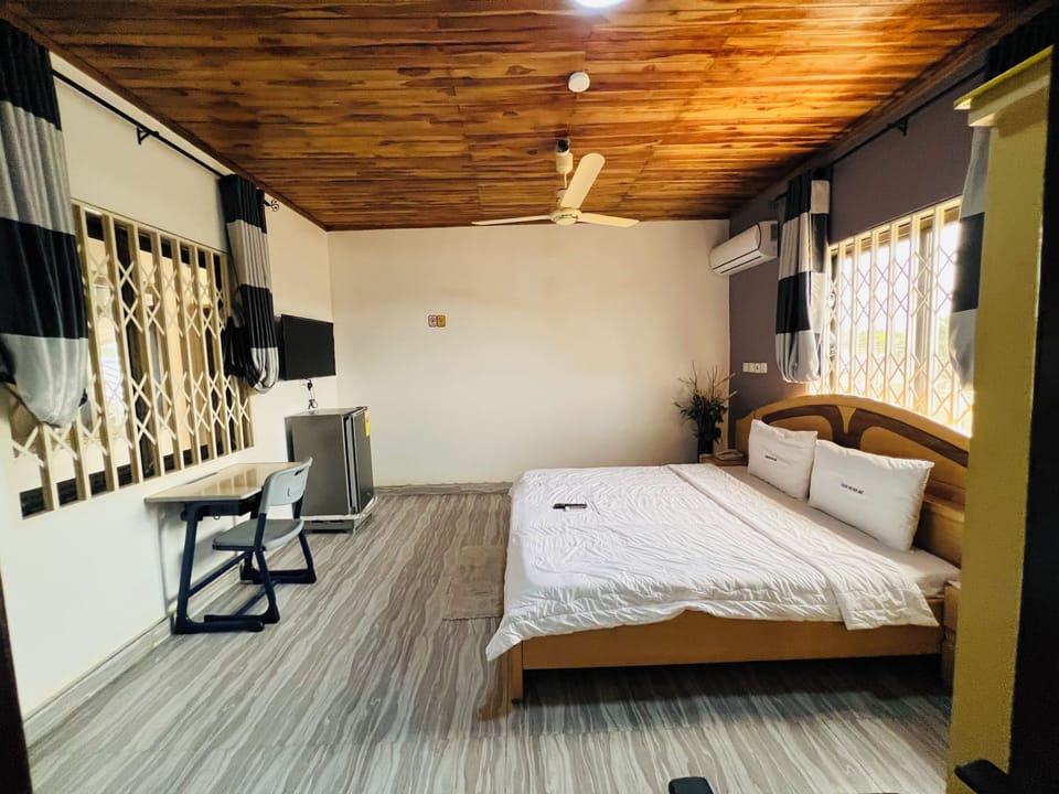 Deluxe Single Room, 1 Queen Bed, Ensuite, Ocean View | Desk, laptop workspace, soundproofing, iron/ironing board (on request)