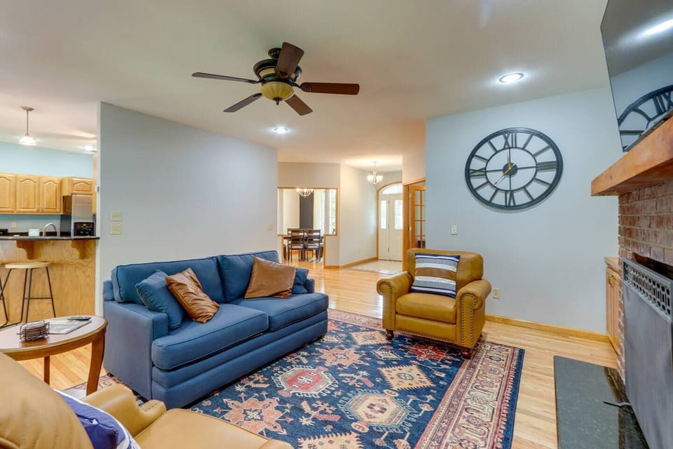 Spacious living room w Smart TV, gas fireplace & lots of comfortable seating.