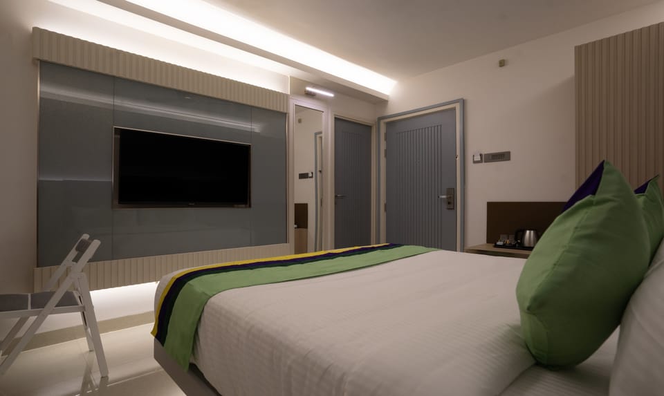 Standard Double Room, Non Smoking | In-room safe, desk, iron/ironing board, bed sheets