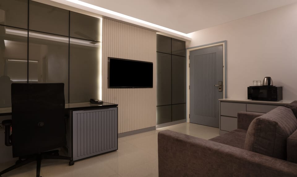 Premium Double Room, Non Smoking | In-room safe, desk, iron/ironing board, bed sheets