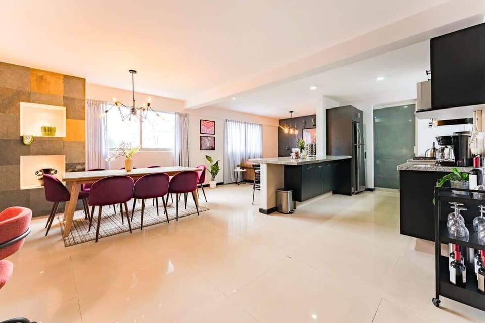 Spacious open floor plan that combines the kitchen and dining area. 