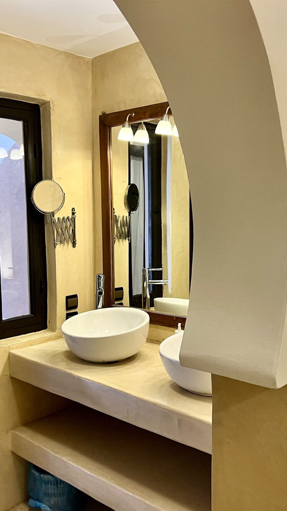 Deluxe Suite | Bathroom | Free toiletries, bathrobes