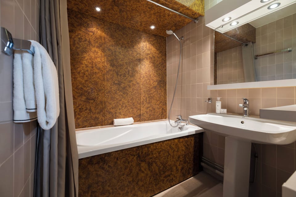 Combined shower/tub, towels, soap, shampoo