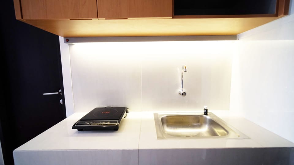 Studio | Private kitchen | Full-size fridge, stovetop
