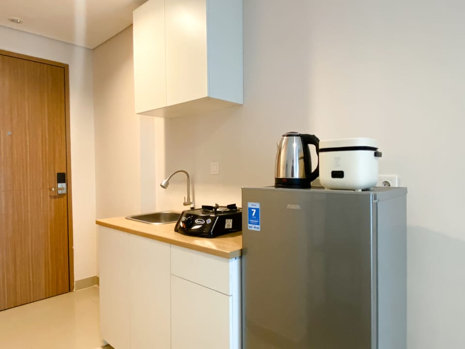 Studio | Private kitchen | Full-size fridge, stovetop