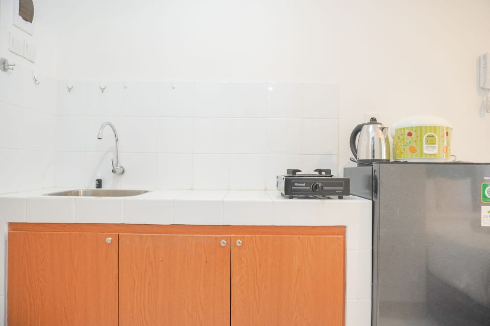 Studio | Private kitchen | Full-size fridge, stovetop