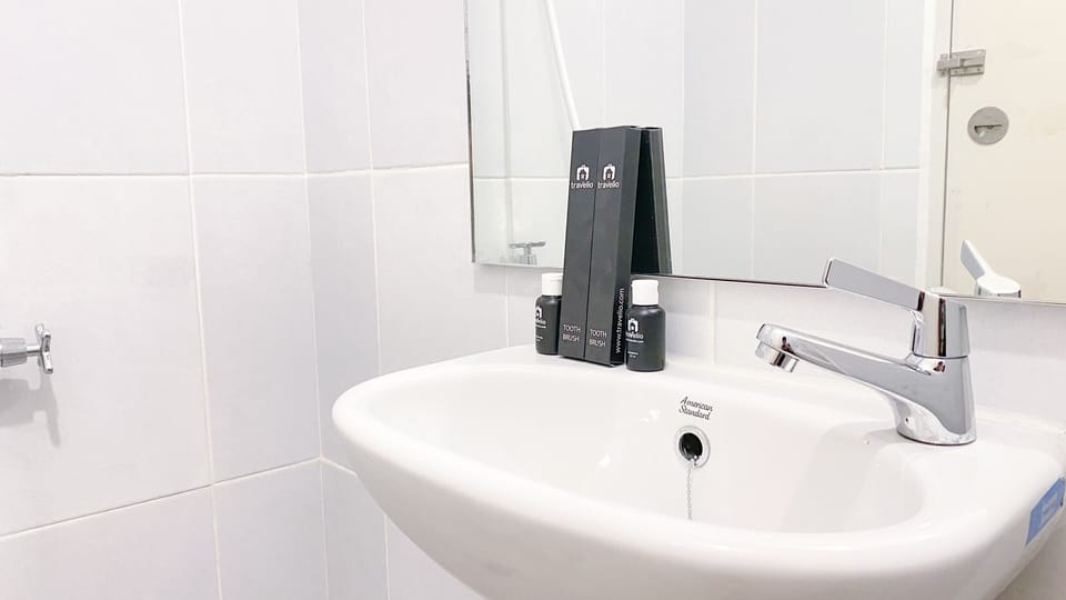 Studio | Bathroom | Shower, free toiletries, towels
