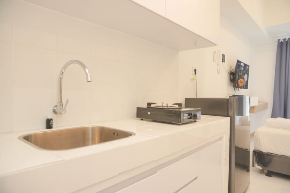 Studio | Private kitchen | Full-size fridge, stovetop