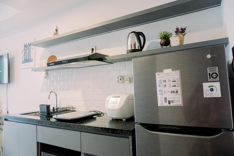 Studio | Private kitchen | Full-size fridge, stovetop