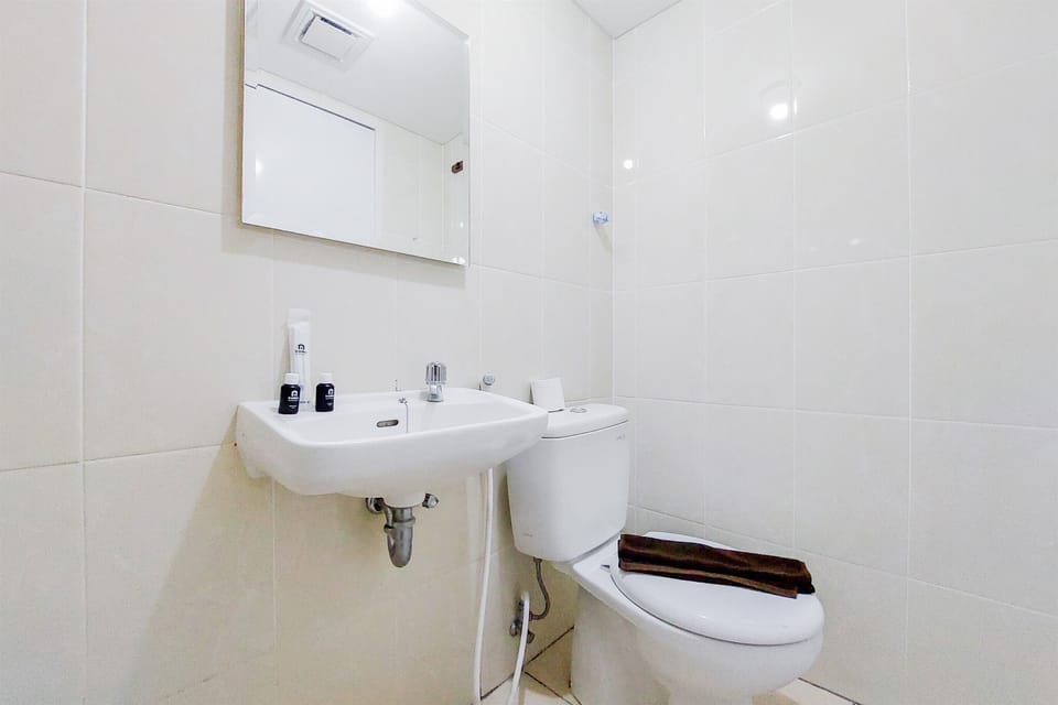 Studio | Bathroom | Shower, free toiletries, towels