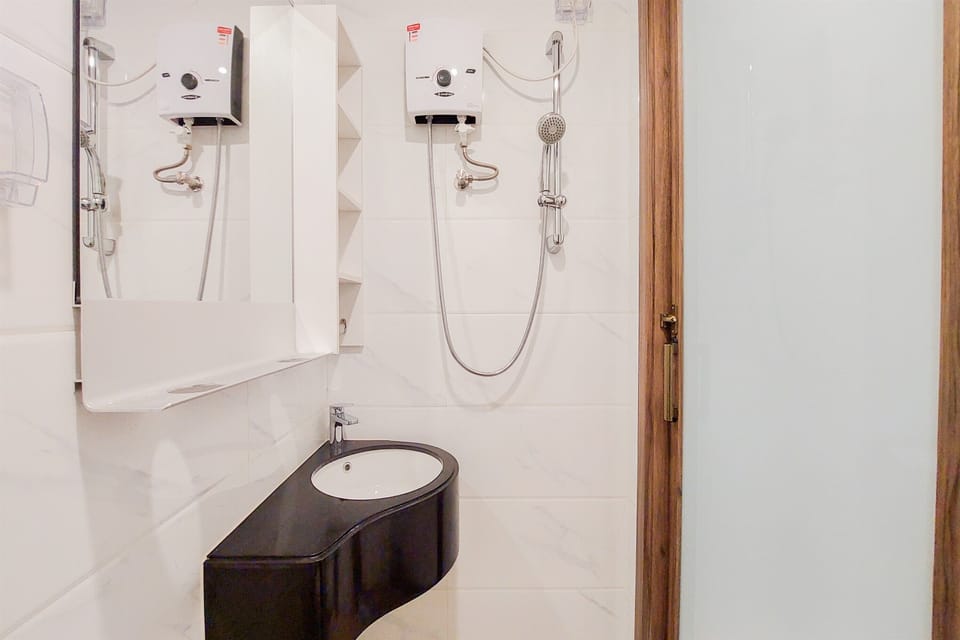 Studio | Bathroom | Shower, free toiletries, towels