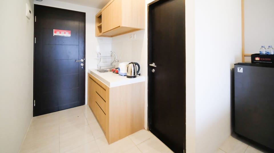 Studio | Private kitchen | Full-size fridge, stovetop