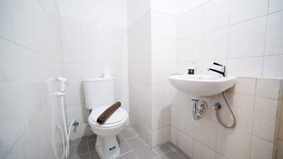Studio | Bathroom | Shower, towels