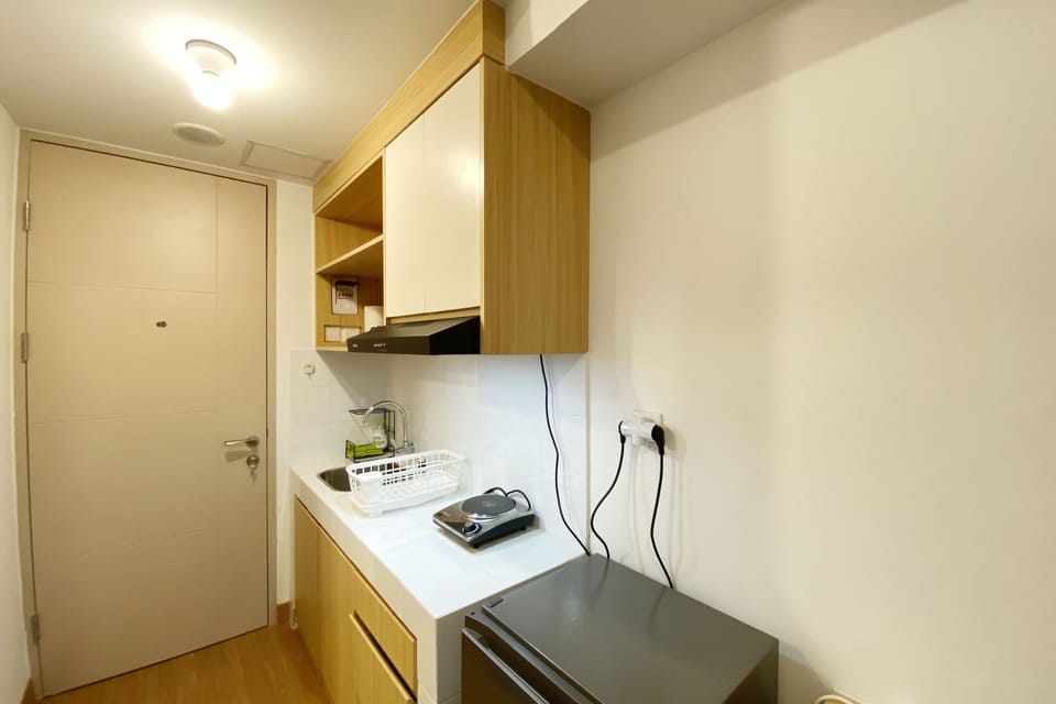 Studio | Private kitchen | Full-size fridge, stovetop