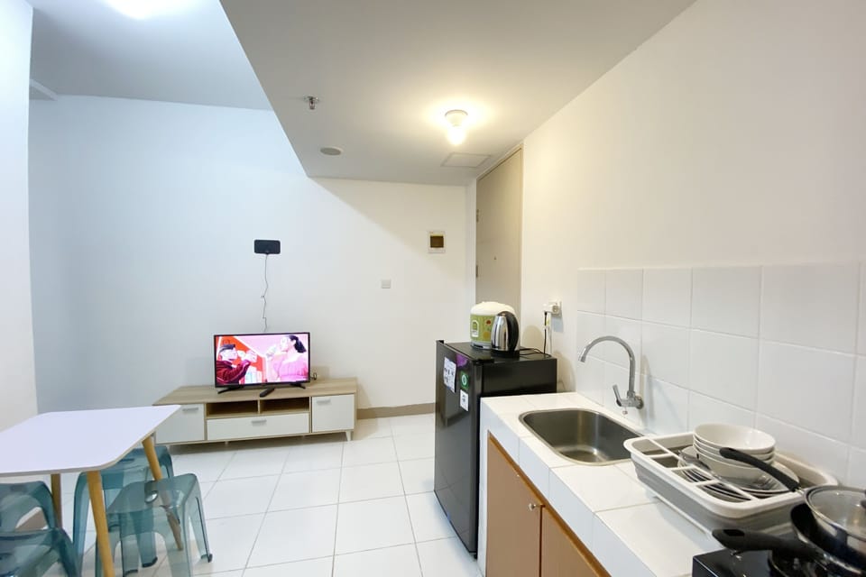 Apartment | Private kitchen | Full-size fridge, stovetop