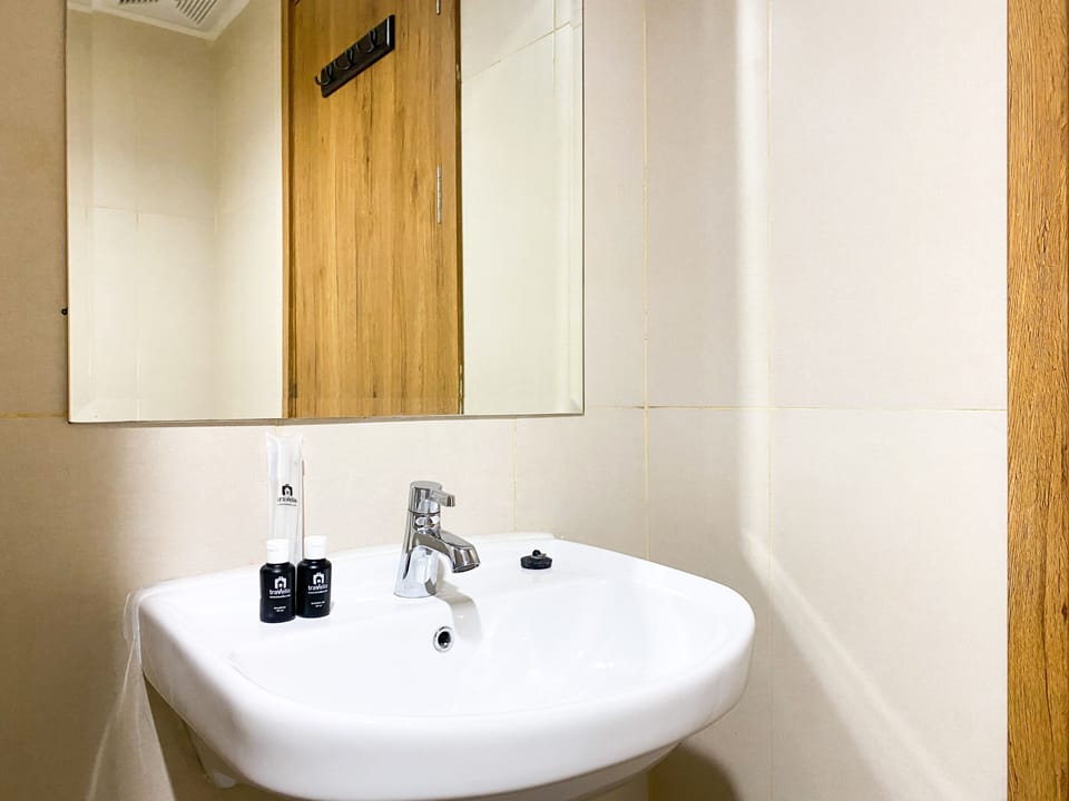 Studio | Bathroom | Shower, towels