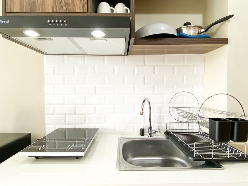 Studio | Private kitchen | Full-size fridge, stovetop