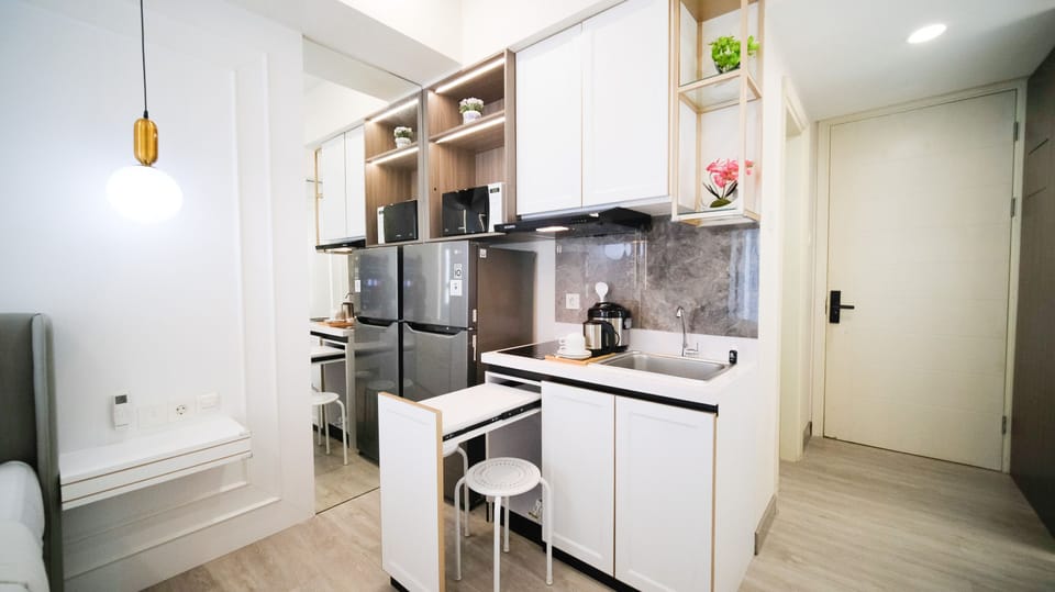 Studio | Private kitchen | Full-size fridge, stovetop