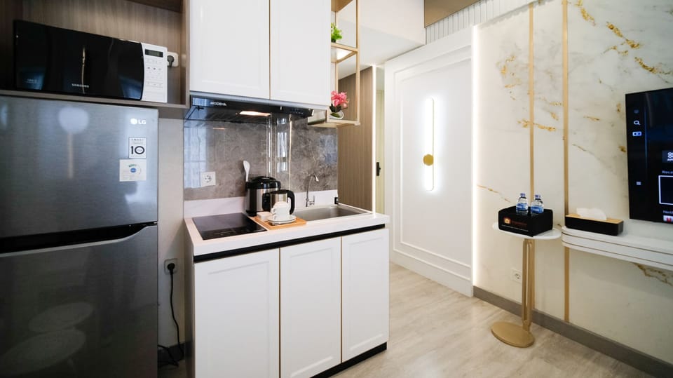Studio | Private kitchen | Full-size fridge, stovetop