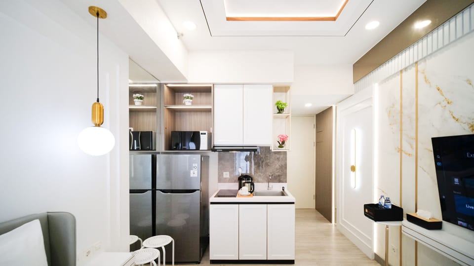 Studio | Private kitchen | Full-size fridge, stovetop
