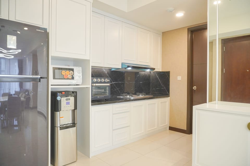 Apartment | Private kitchen | Full-size fridge, stovetop, electric kettle