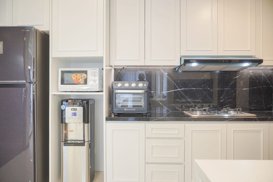 Apartment | Private kitchen | Full-size fridge, stovetop, electric kettle