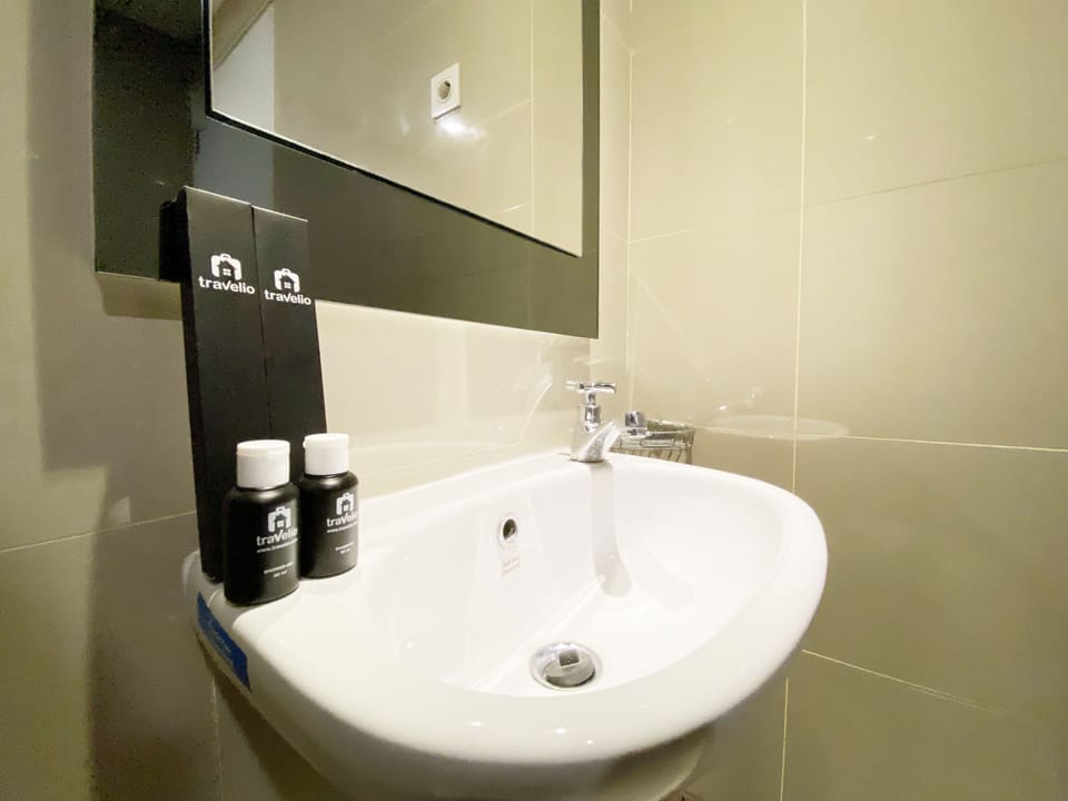 Studio | Bathroom | Shower, towels