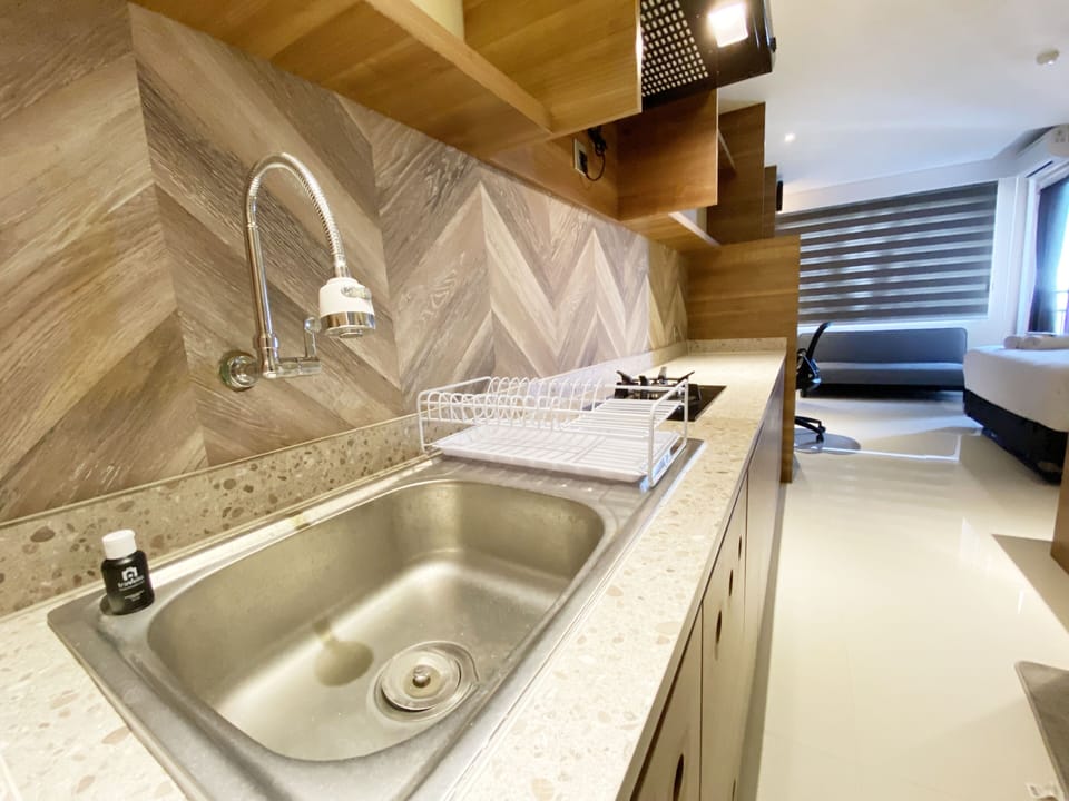 Studio | Private kitchen | Full-size fridge, stovetop