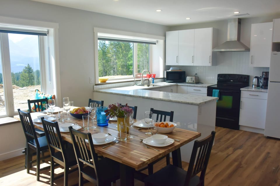 Monashee dining table & kitchen