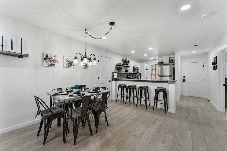 【Dining Area】 Table seats 6 with additional seating at the kitchen island