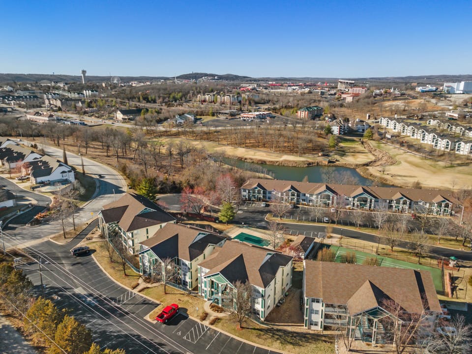 5 minutes to The Strip on Highway 76 and 2 minutes to the Thousand Hills Golf Course clubhouse