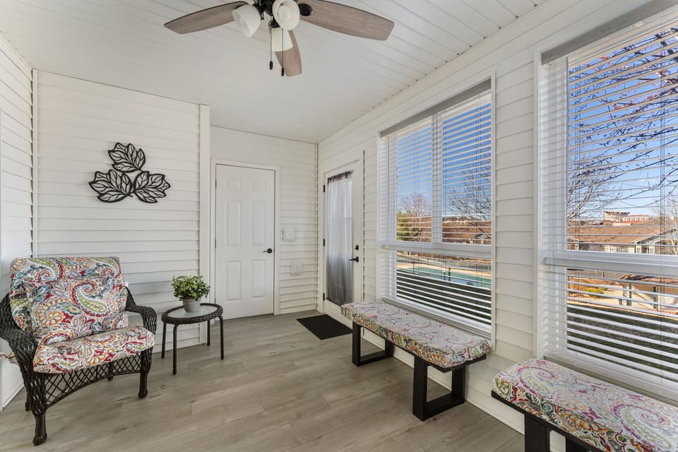 【Sunroom】 Access to outdoor pool, tennis court, and grill