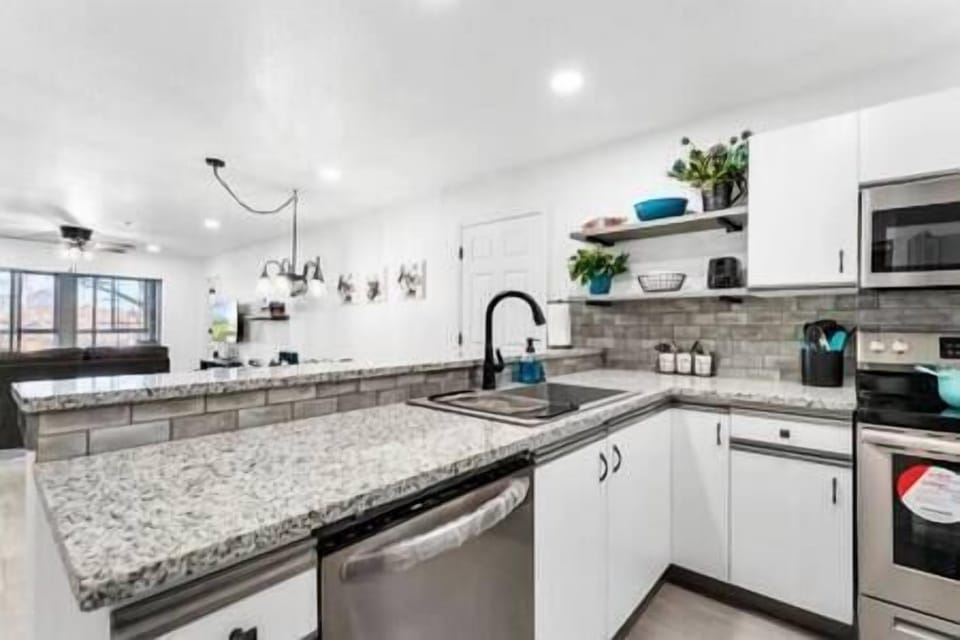 【Kitchen】 Stainless steel appliances and fully stocked