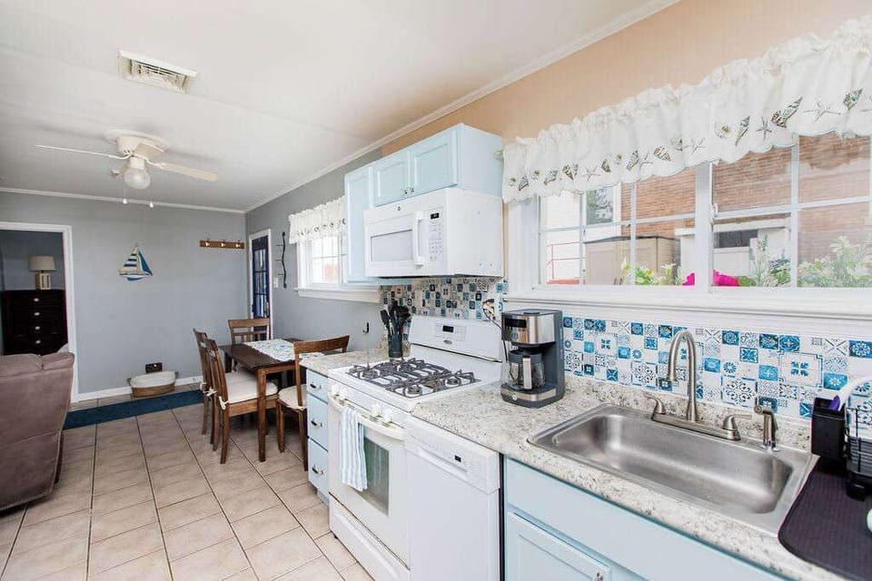 Full Kitchen, Coffee Maker, Toaster, Dishwasher, Stove, Microwave, All Kitchen Essentials