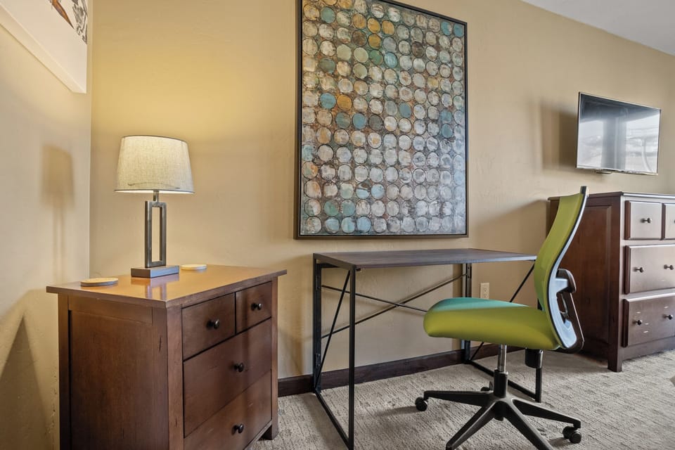 Bedroom 3 | Workspace