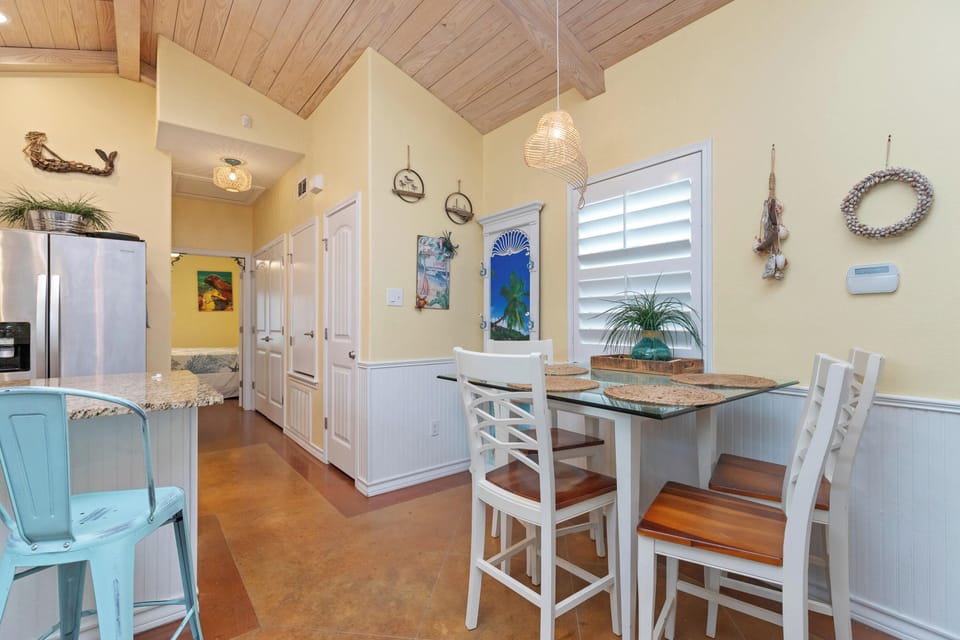 House, Multiple Beds, Patio (Mango Bungalow) | Dining