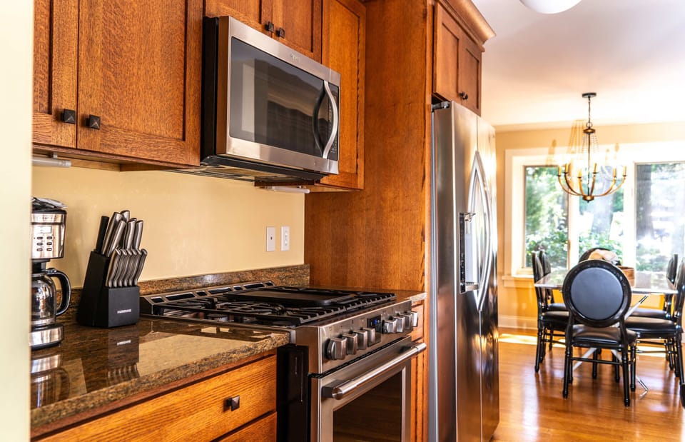 House, Multiple Beds, Patio, Garden View (House of Putt & Plaid) | Private kitchen | Fridge, microwave, oven, stovetop