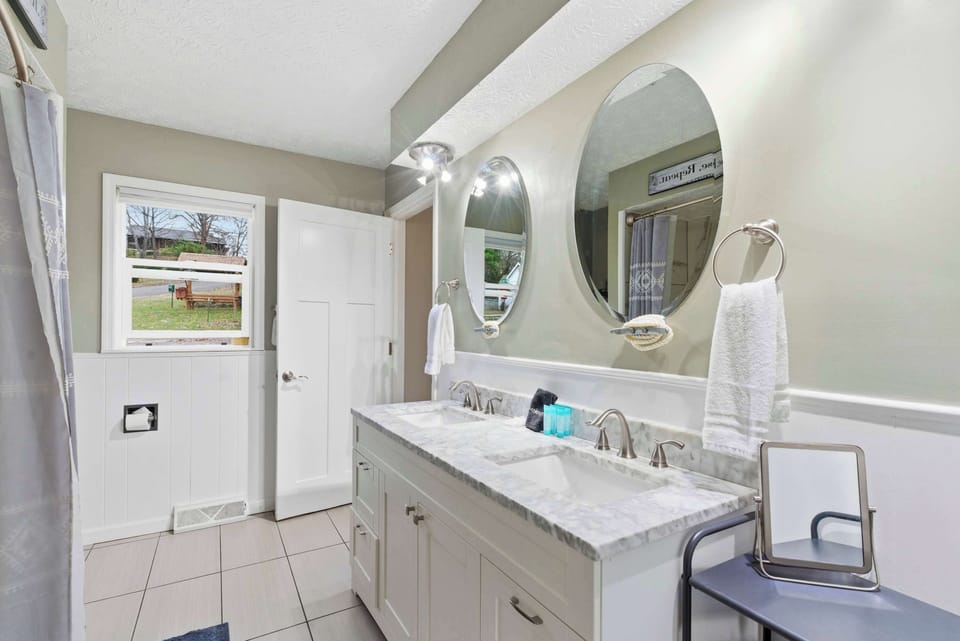 Branson Downtown Beauty - 4 BDR Home Sleeps 15 House in Hollister