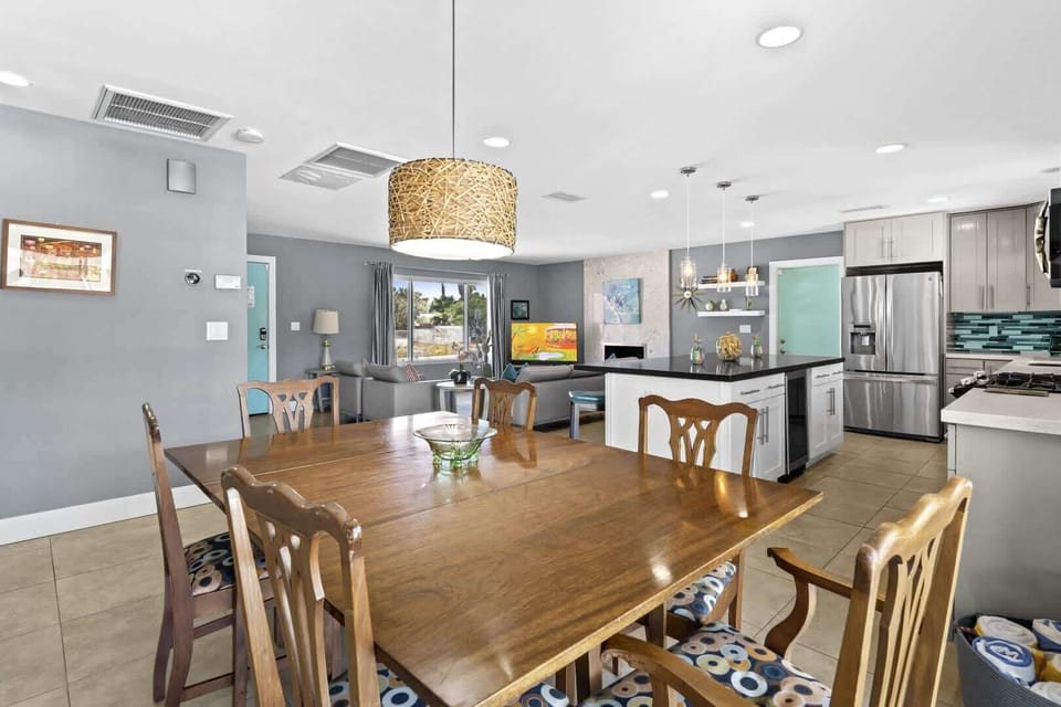House, Multiple Beds, Pool Access, Pool View (Tiki Time Getaway) | Dining