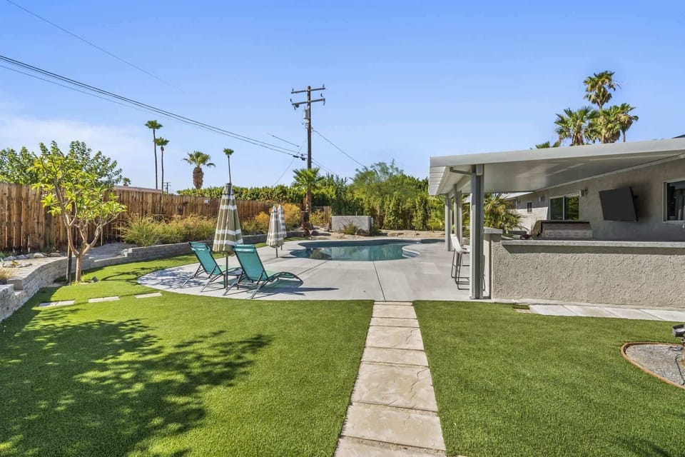 Outdoor pool, pool umbrellas, sun loungers