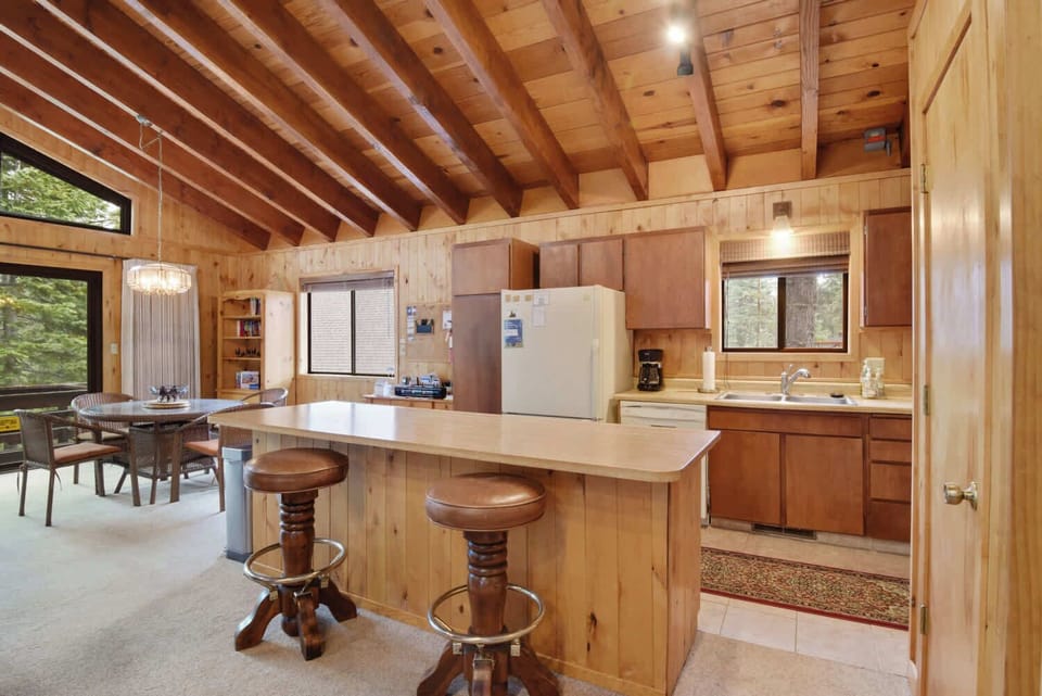 House, Multiple Beds, Balcony, Mountain View (McKinney Manor) | Private kitchen | Fridge, microwave, oven, stovetop