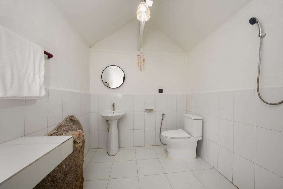 Standard Bungalow | Bathroom | Free toiletries, hair dryer