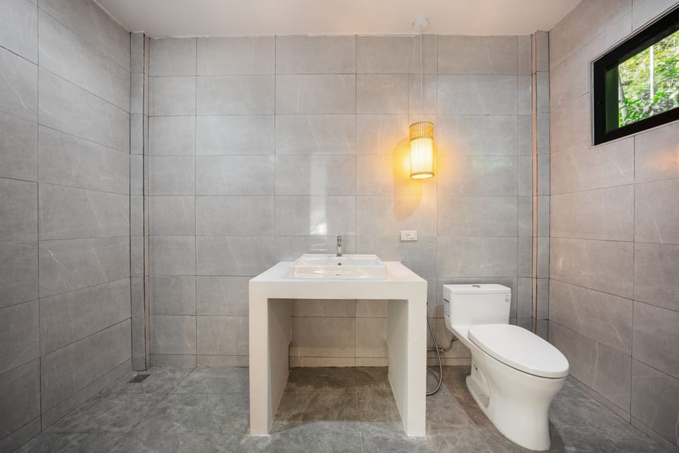 Deluxe Bungalow | Bathroom | Free toiletries, hair dryer